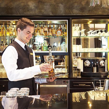 Victor'S Residenz-Hotel Schloss Berg Nennig Exterior photo A bartender at work
