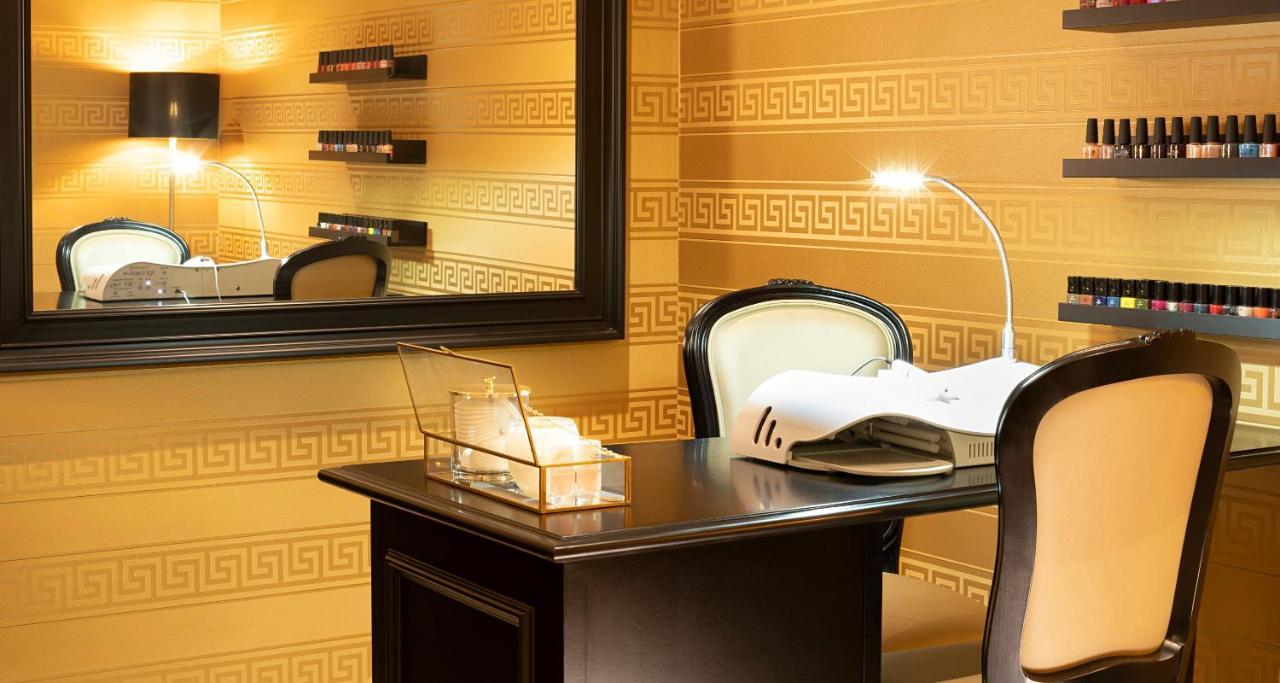 Victor'S Residenz-Hotel Schloss Berg Nennig Exterior photo A manicure station