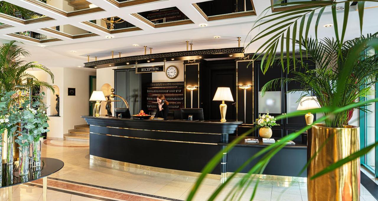 Victor'S Residenz-Hotel Schloss Berg Nennig Exterior photo Reception desk at a hotel