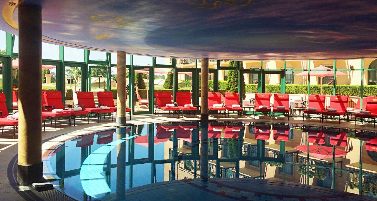 Victor'S Residenz-Hotel Schloss Berg Nennig Exterior photo The pool at the MGM Grand