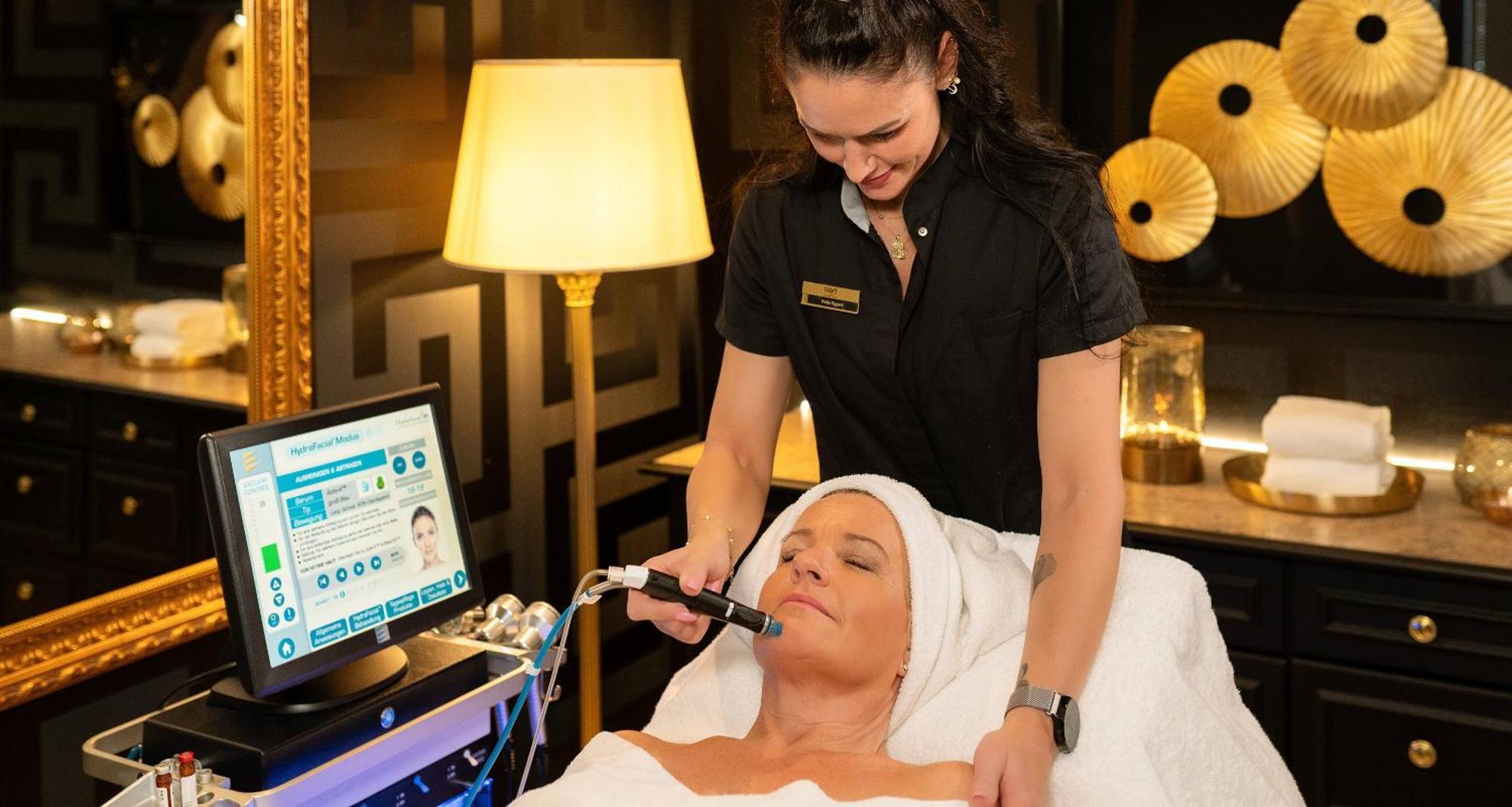 Victor'S Residenz-Hotel Schloss Berg Nennig Exterior photo A woman receiving a facial treatment