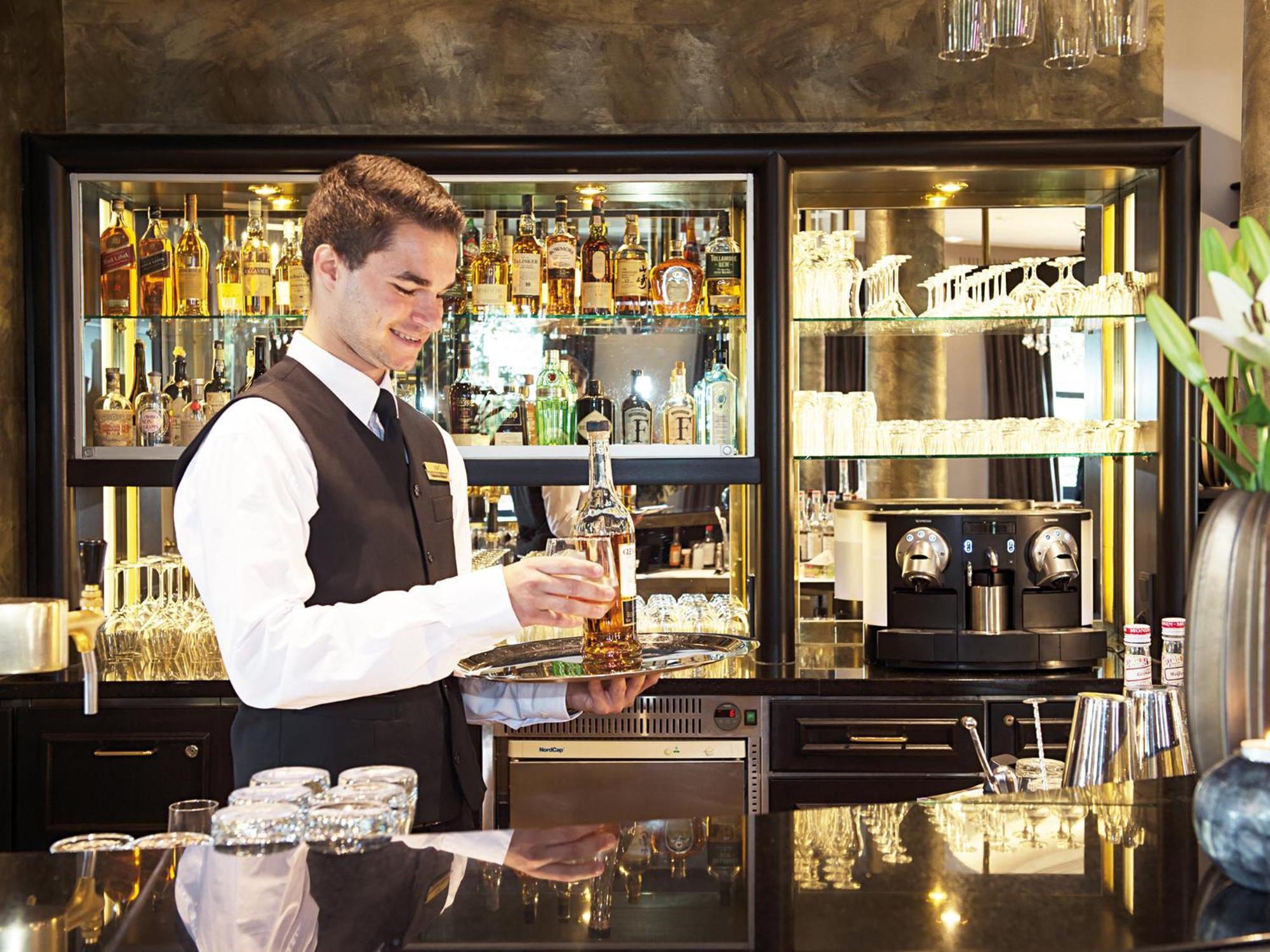 Victor'S Residenz-Hotel Schloss Berg Nennig Exterior photo A bartender at work