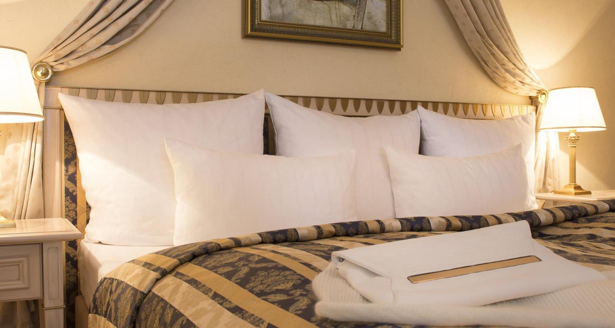 Victor'S Residenz-Hotel Schloss Berg Nennig Room photo Pillows on a bed