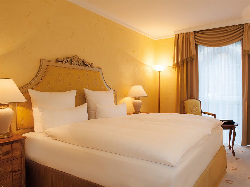 Victor'S Residenz-Hotel Schloss Berg Nennig Exterior photo A typical hotel room