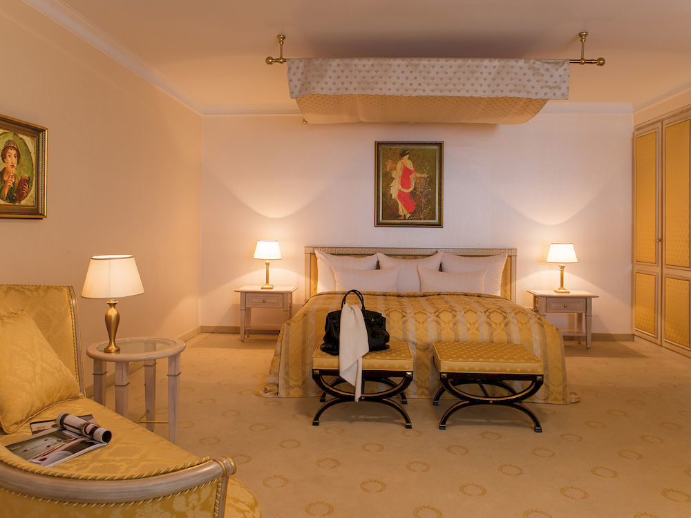 Victor'S Residenz-Hotel Schloss Berg Nennig Exterior photo A suite at the Taj Mahal Palace