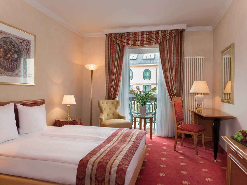 Victor'S Residenz-Hotel Schloss Berg Nennig Exterior photo A typical hotel room