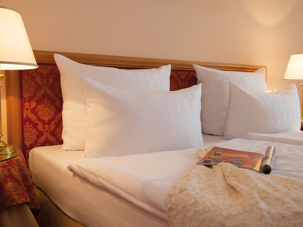 Victor'S Residenz-Hotel Schloss Berg Nennig Exterior photo Pillows on a bed