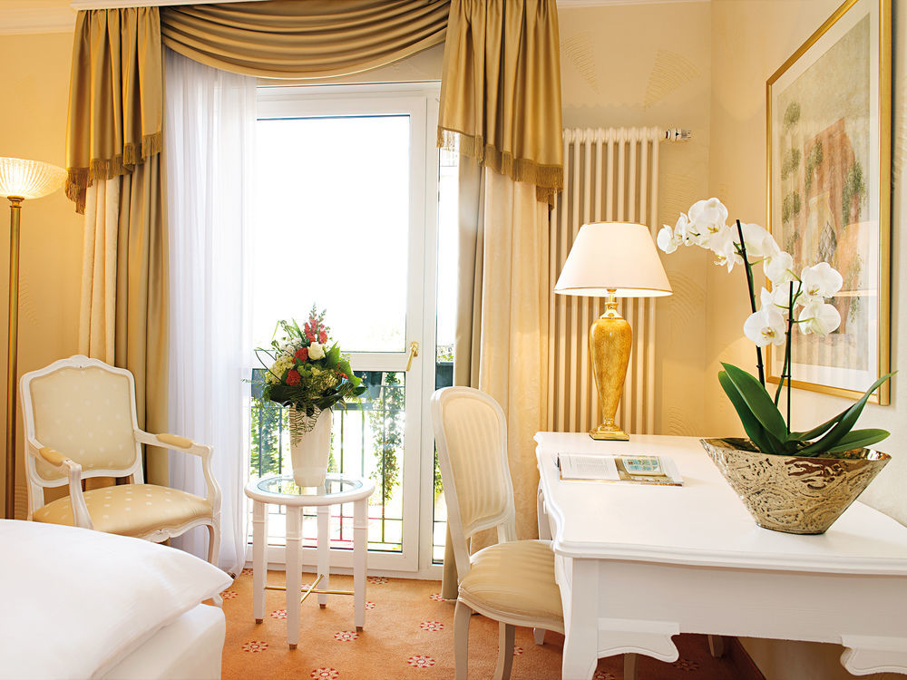 Victor'S Residenz-Hotel Schloss Berg Nennig Exterior photo A room at the Hotel de la Poste