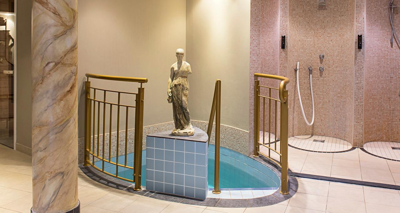 Victor'S Residenz-Hotel Schloss Berg Nennig Room photo A modern spa